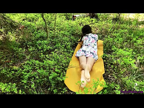 ❤️ คนแปลกหน้าบนเชื้อจุดไฟช่วยตัวเองหีของฉันและ Fucks อย่างหลงใหลในป่า ️ เพศสัมพันธ์ ที่เรา